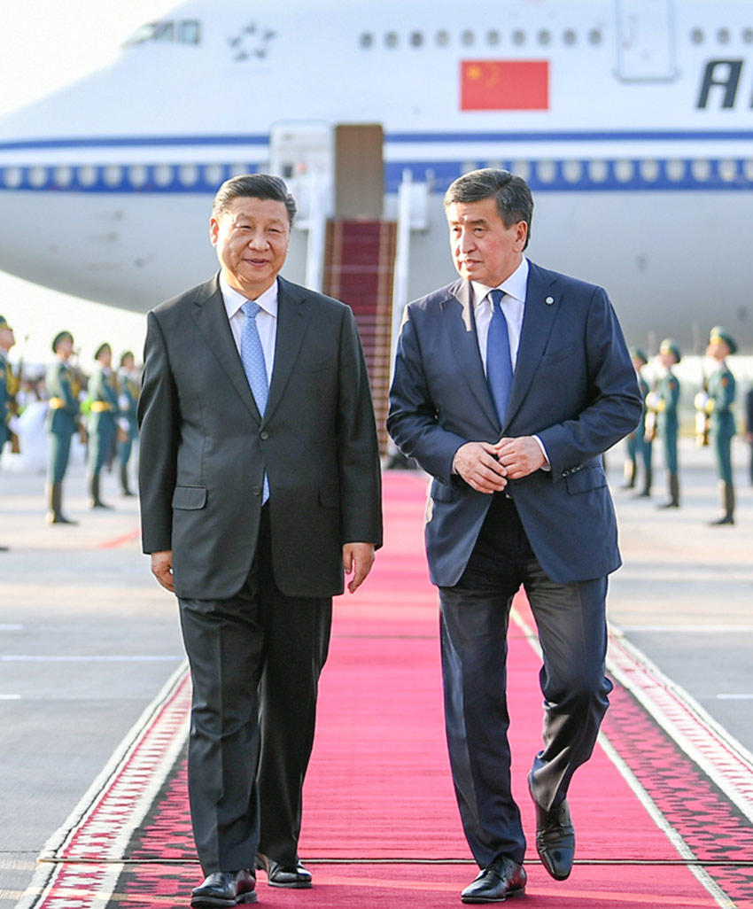 6月12日，國家主席習(xí)近平乘專機(jī)抵達(dá)比什凱克，開始對吉爾吉斯共和國進(jìn)行國事訪問並出席上海合作組織成員國元首理事會第十九次會議。這是習(xí)近平同前來迎接的吉爾吉斯斯坦總統(tǒng)熱恩別科夫親切交談。 新華社記者 謝環(huán)馳 攝
