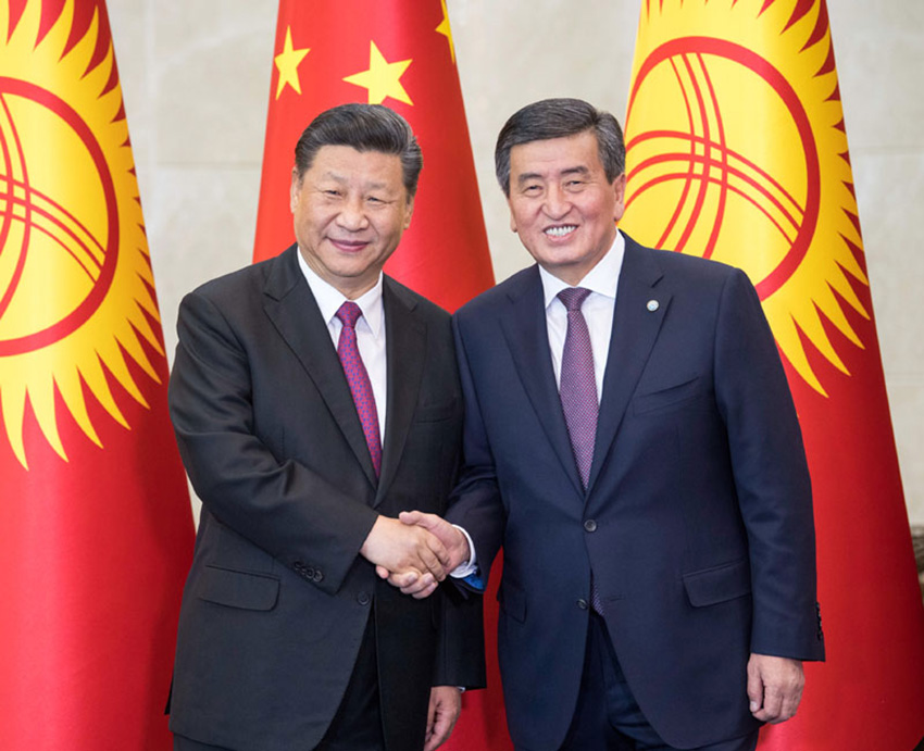 6月13日，國(guó)家主席習(xí)近平在比什凱克同吉爾吉斯斯坦總統(tǒng)熱恩別科夫會(huì)談。 新華社記者 李學(xué)仁 攝
