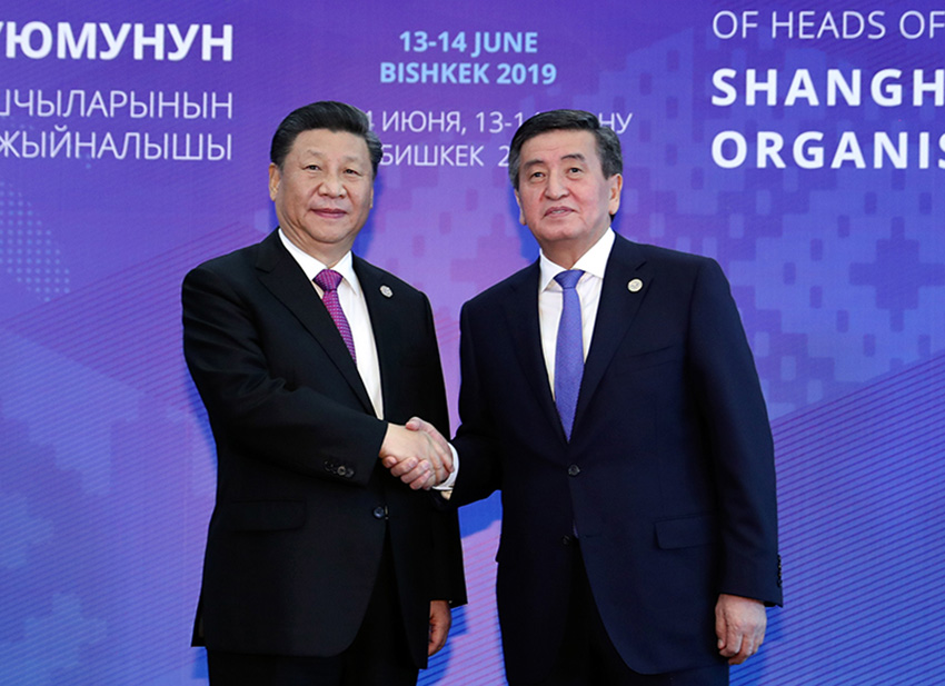 6月14日，國(guó)家主席習(xí)近平在吉爾吉斯斯坦首都比什凱克出席上海合作組織成員國(guó)元首理事會(huì)第十九次會(huì)議並發(fā)表重要講話。這是習(xí)近平抵達(dá)阿拉爾恰國(guó)賓館會(huì)議中心大廳，受到吉爾吉斯斯坦總統(tǒng)熱恩別科夫熱情迎接。 新華社記者 丁林 攝 