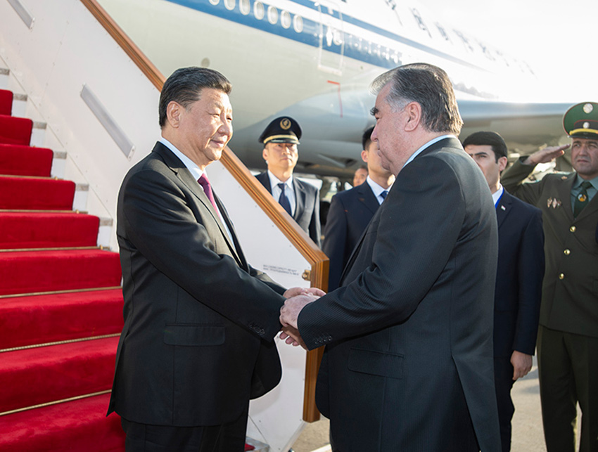 6月14日，國家主席習(xí)近平乘專機抵達杜尚別，開始出席亞洲相互協(xié)作與信任措施會議第五次峰會並對塔吉克斯坦共和國進行國事訪問。習(xí)近平步出艙門，受到塔吉克斯坦總統(tǒng)拉赫蒙熱情迎接。 新華社記者 謝環(huán)馳 攝