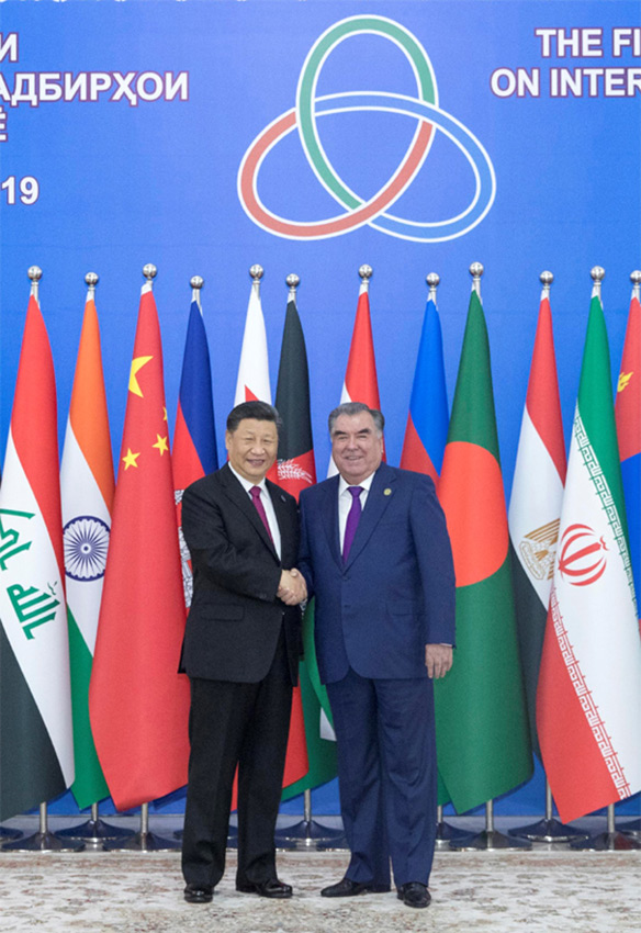 6月15日，亞洲相互協作與信任措施會議第五次峰會在塔吉克斯坦首都杜尚別舉行。國家主席習近平出席峰會並發表重要講話。這是習近平抵達納烏魯茲宮迎賓廳，受到塔吉克斯坦總統拉赫蒙熱情迎接。 新華社記者 王曄 攝