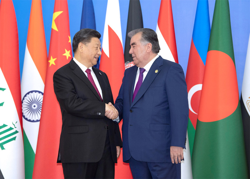 6月15日，亞洲相互協(xié)作與信任措施會(huì)議第五次峰會(huì)在塔吉克斯坦首都杜尚別舉行。國(guó)家主席習(xí)近平出席峰會(huì)並發(fā)表重要講話。這是習(xí)近平抵達(dá)納烏魯茲宮迎賓廳，受到塔吉克斯坦總統(tǒng)拉赫蒙熱情迎接。 新華社記者 沙達(dá)提 攝