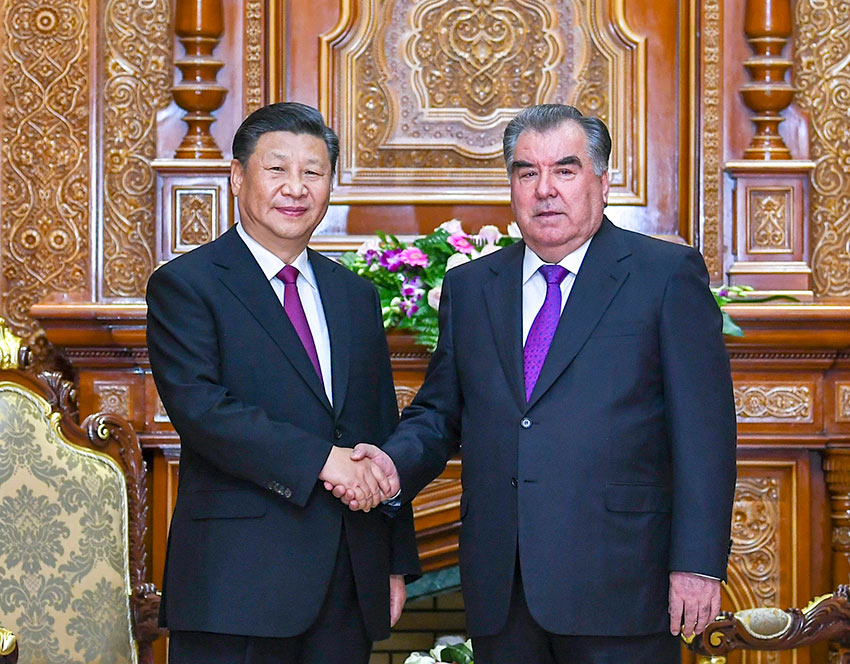 6月15日，國家主席習(xí)近平在杜尚別同塔吉克斯坦總統(tǒng)拉赫蒙會談。 新華社記者 謝環(huán)馳 攝