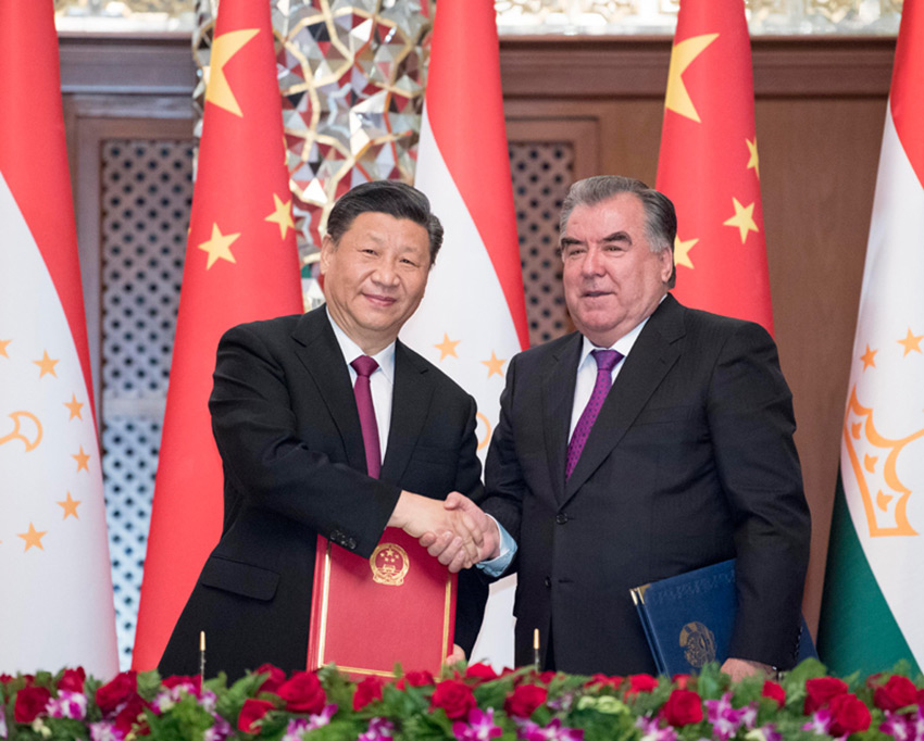 6月15日，國家主席習近平在杜尚別同塔吉克斯坦總統拉赫蒙會談。會談后，兩國元首簽署《中華人民共和國和塔吉克斯坦共和國關於進一步深化全面戰略伙伴關系的聯合聲明》。 新華社記者 李學仁 攝