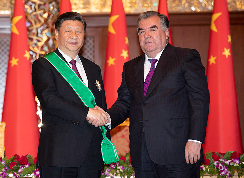 6月15日，國(guó)家主席習(xí)近平在杜尚別出席儀式，接受塔吉克斯坦總統(tǒng)拉赫蒙授予“王冠勛章”。 新華社記者 沙達(dá)提 攝