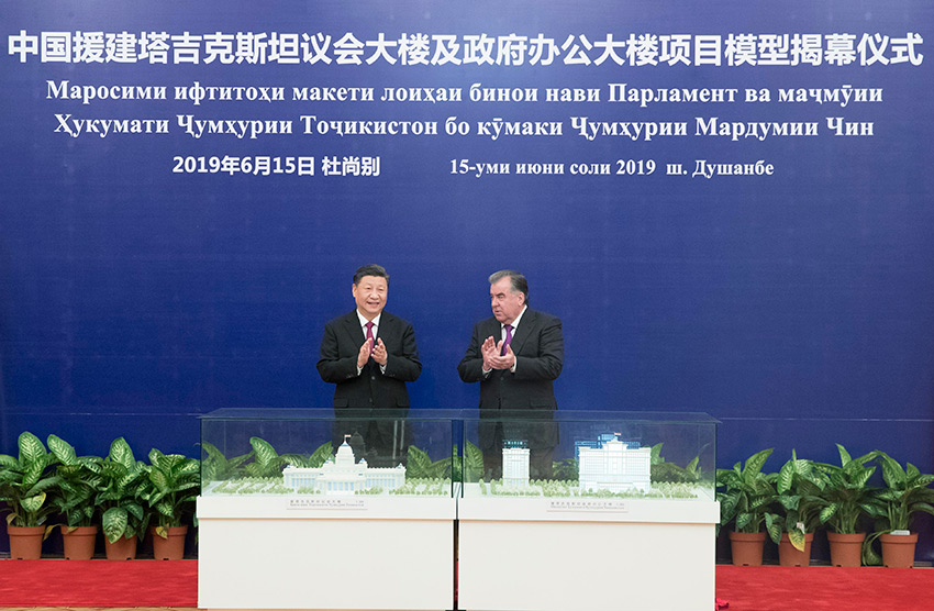 6月15日，國家主席習近平在杜尚別同塔吉克斯坦總統拉赫蒙會談。會談后，兩國元首共同出席中方援塔議會大樓、政府辦公大樓項目模型揭幕儀式。 新華社記者 王曄 攝