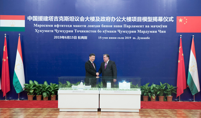 6月15日，國家主席習近平在杜尚別同塔吉克斯坦總統拉赫蒙會談。會談后，兩國元首共同出席中方援塔議會大樓、政府辦公大樓項目模型揭幕儀式。 新華社記者 王曄 攝