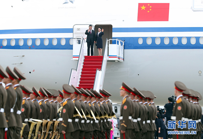 6月20日，中共中央總書記、國家主席習近平乘專機抵達平壤，開始對朝鮮民主主義人民共和國進行國事訪問。朝鮮勞動黨委員長、國務委員會委員長金正恩和夫人李雪主到機場熱情迎接習近平和夫人彭麗媛。朝方在機場舉行隆重歡迎儀式。 新華社記者 劉衛兵 攝