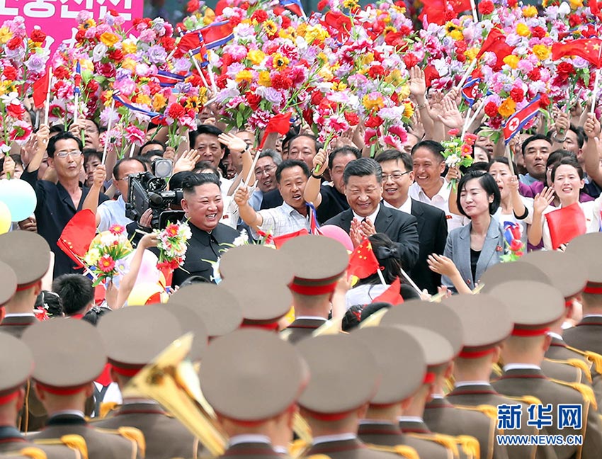 6月20日，中共中央總書記、國家主席習(xí)近平乘專機抵達平壤，開始對朝鮮民主主義人民共和國進行國事訪問。朝鮮勞動黨委員長、國務(wù)委員會委員長金正恩和夫人李雪主到機場熱情迎接習(xí)近平和夫人彭麗媛。朝方在機場舉行隆重歡迎儀式。 新華社記者 劉衛(wèi)兵 攝