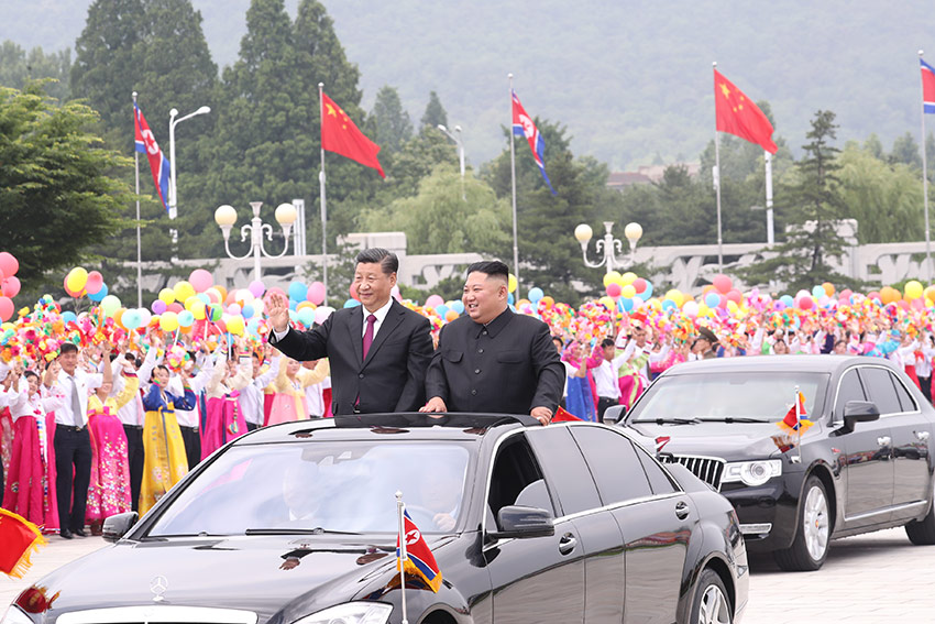 6月20日，中共中央總書記、國家主席習近平乘專機抵達平壤，開始對朝鮮民主主義人民共和國進行國事訪問。朝鮮勞動黨委員長、國務委員會委員長金正恩和夫人李雪主到機場熱情迎接習近平和夫人彭麗媛。朝方在機場舉行隆重歡迎儀式。歡迎儀式結束后，習近平與金正恩同車前往錦繡山太陽宮廣場，沿途數十萬群眾夾道歡迎。 新華社記者 鞠鵬 攝