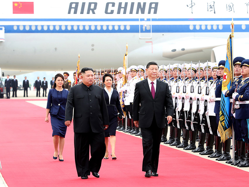 6月20日，中共中央總書記、國家主席習近平乘專機抵達平壤，開始對朝鮮民主主義人民共和國進行國事訪問。朝鮮勞動黨委員長、國務委員會委員長金正恩和夫人李雪主到機場熱情迎接習近平和夫人彭麗媛。朝方在機場舉行隆重歡迎儀式。 新華社記者 黃敬文 攝