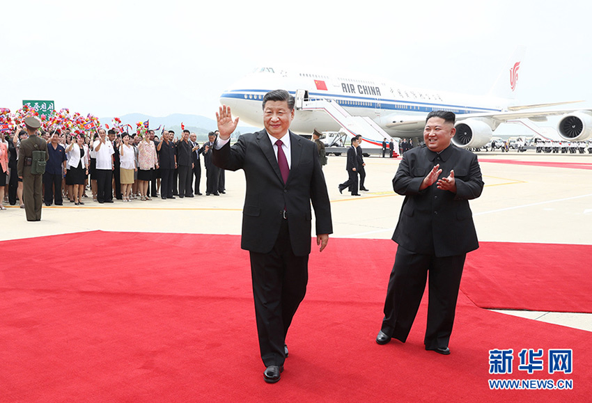 6月20日，中共中央總書記、國家主席習近平乘專機抵達平壤，開始對朝鮮民主主義人民共和國進行國事訪問。朝鮮勞動黨委員長、國務委員會委員長金正恩和夫人李雪主到機場熱情迎接習近平和夫人彭麗媛。朝方在機場舉行隆重歡迎儀式。 新華社記者 鞠鵬 攝