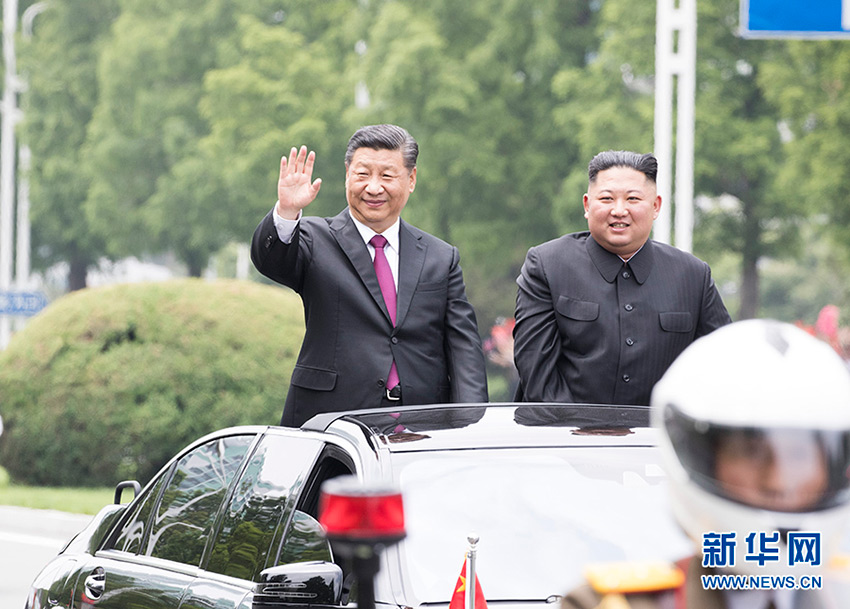 6月20日，中共中央總書記、國家主席習近平乘專機抵達平壤，開始對朝鮮民主主義人民共和國進行國事訪問。朝鮮勞動黨委員長、國務委員會委員長金正恩和夫人李雪主到機場熱情迎接習近平和夫人彭麗媛。朝方在機場舉行隆重歡迎儀式。歡迎儀式結束后，習近平與金正恩同車前往錦繡山太陽宮廣場，沿途數十萬群眾夾道歡迎。 新華社記者 黃敬文 攝