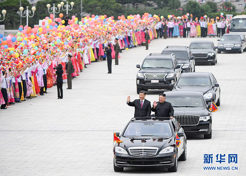 6月20日，中共中央總書記、國家主席習(xí)近平乘專機(jī)抵達(dá)平壤，開始對(duì)朝鮮民主主義人民共和國進(jìn)行國事訪問。朝鮮勞動(dòng)黨委員長、國務(wù)委員會(huì)委員長金正恩和夫人李雪主到機(jī)場(chǎng)熱情迎接習(xí)近平和夫人彭麗媛。朝方在機(jī)場(chǎng)舉行隆重歡迎儀式。歡迎儀式結(jié)束后，習(xí)近平與金正恩同車前往錦繡山太陽宮廣場(chǎng)，沿途數(shù)十萬群眾夾道歡迎。 新華社記者 申宏 攝