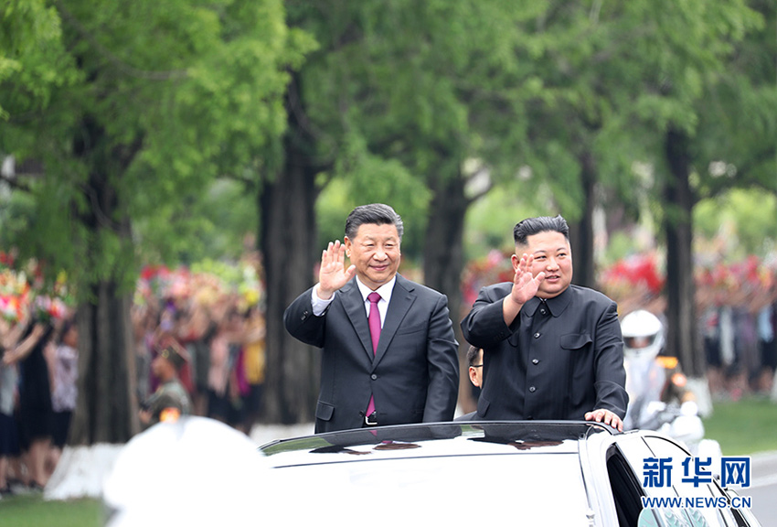 6月20日，中共中央總書記、國家主席習近平乘專機抵達平壤，開始對朝鮮民主主義人民共和國進行國事訪問。朝鮮勞動黨委員長、國務委員會委員長金正恩和夫人李雪主到機場熱情迎接習近平和夫人彭麗媛。朝方在機場舉行隆重歡迎儀式。歡迎儀式結束后，習近平與金正恩同車前往錦繡山太陽宮廣場，沿途數十萬群眾夾道歡迎。 新華社記者 鞠鵬 攝