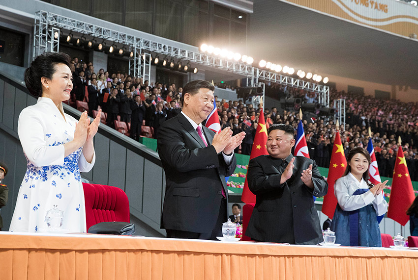 6月20日晚，中共中央總書記、國家主席習(xí)近平和夫人彭麗媛在朝鮮勞動(dòng)黨委員長、國務(wù)委員會(huì)委員長金正恩和夫人李雪主陪同下，在平壤“五一”體育場同朝鮮各界群眾一道觀看大型團(tuán)體操和藝術(shù)演出。 新華社記者 黃敬文 攝