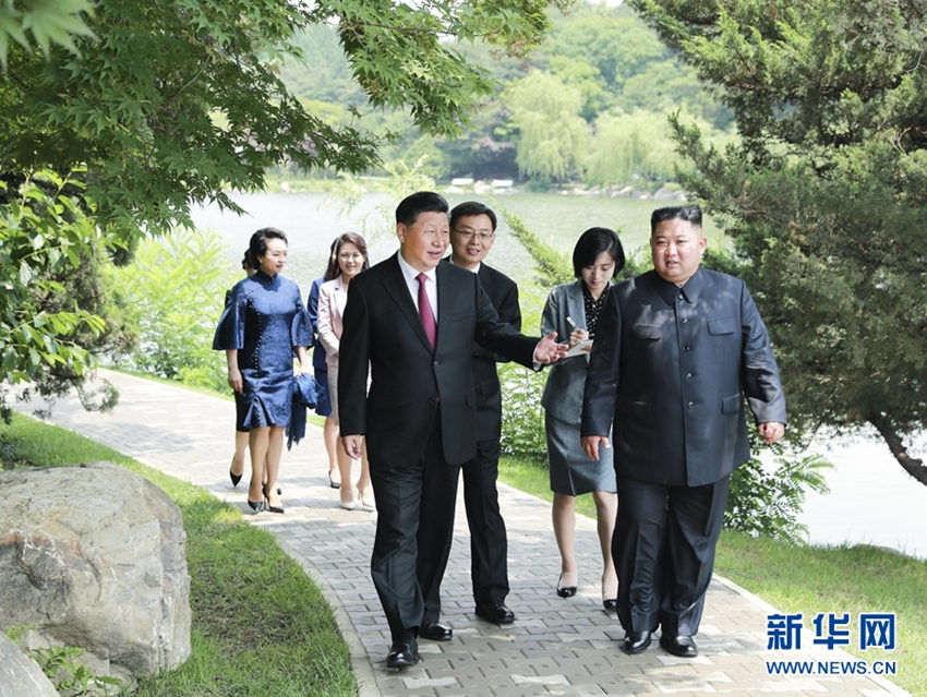 6月21日，中共中央總書(shū)記、國(guó)家主席習(xí)近平在錦繡山迎賓館會(huì)見(jiàn)朝鮮勞動(dòng)黨委員長(zhǎng)、國(guó)務(wù)委員會(huì)委員長(zhǎng)金正恩。習(xí)近平夫人彭麗媛及金正恩夫人李雪主參加會(huì)見(jiàn)。會(huì)見(jiàn)前，習(xí)近平夫婦和金正恩夫婦在庭院內(nèi)散步交談。新華社記者 龐興雷 攝