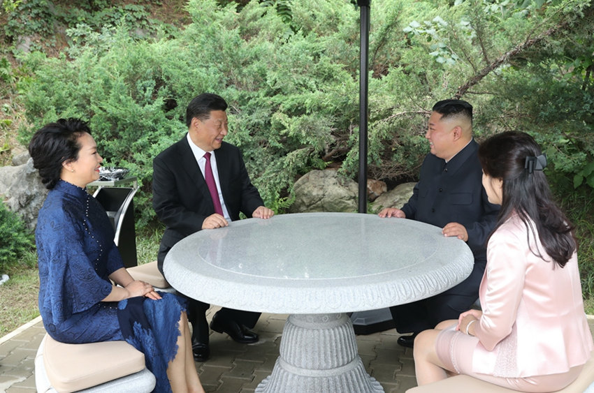 6月21日，中共中央總書記、國家主席習近平在錦繡山迎賓館會見朝鮮勞動黨委員長、國務委員會委員長金正恩。習近平夫人彭麗媛及金正恩夫人李雪主參加會見。會見前，習近平夫婦和金正恩夫婦在庭院內散步交談。新華社記者 鞠鵬 攝