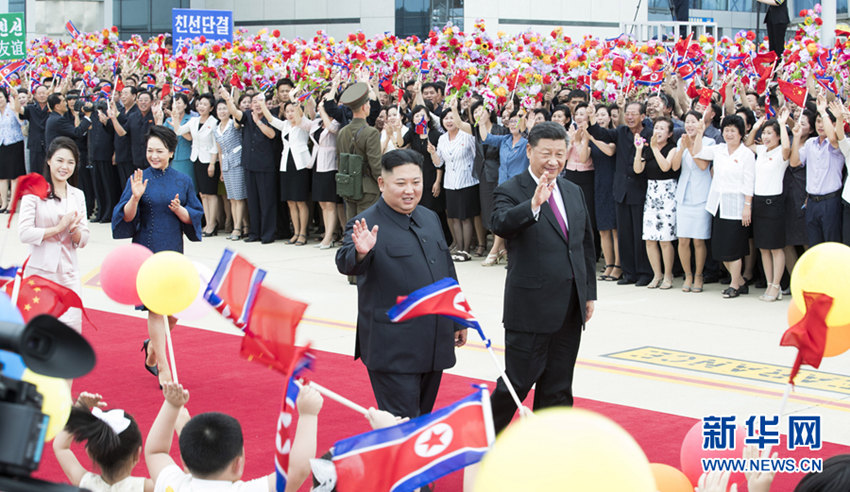 6月21日，中共中央總書記、國家主席習近平結束對朝鮮的國事訪問離開平壤回國。離開前，習近平和夫人彭麗媛出席朝鮮勞動黨委員長、國務委員會委員長金正恩和夫人李雪主在機場舉行的歡送儀式。新華社記者 黃敬文 攝