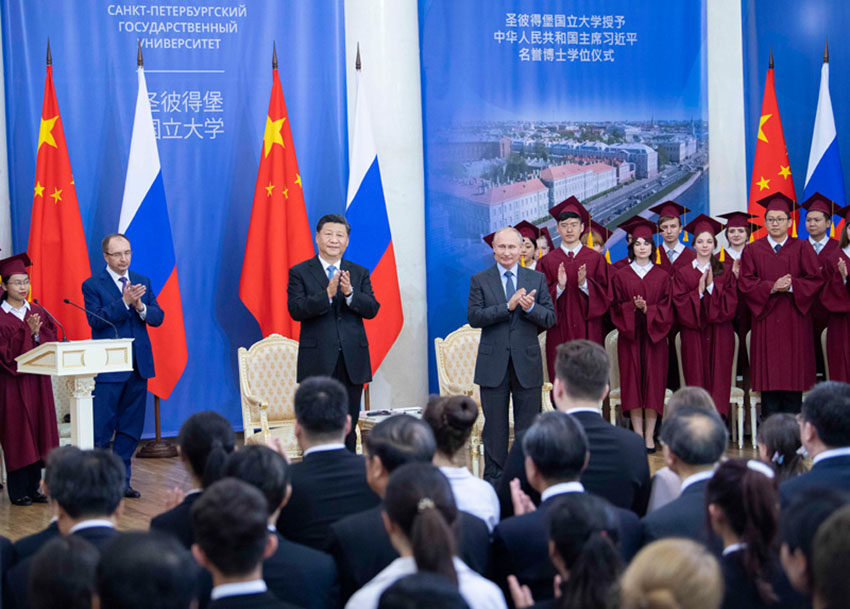 6月6日，國家主席習近平在聖彼得堡出席接受聖彼得堡國立大學名譽博士學位儀式。俄羅斯總統普京出席儀式。 新華社記者 李濤 攝