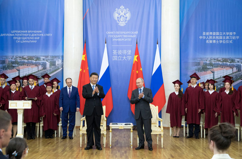 6月6日，國家主席習近平在聖彼得堡出席接受聖彼得堡國立大學名譽博士學位儀式。俄羅斯總統普京出席儀式。 新華社記者 王曄 攝