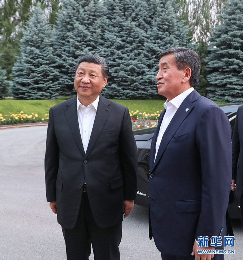6月12日，甫抵比什凱克的國家主席習近平，應吉爾吉斯斯坦總統熱恩別科夫邀請，來到總統官邸。兩國元首親切會見。 新華社記者 姚大偉 攝