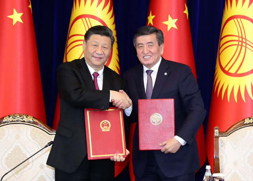 6月13日，國家主席習近平在比什凱克同吉爾吉斯斯坦總統(tǒng)熱恩別科夫會談。這是會談結束后，兩國元首共同簽署《中華人民共和國和吉爾吉斯共和國關於進一步深化全面戰(zhàn)略伙伴關系的聯(lián)合聲明》。 新華社記者 丁林 攝