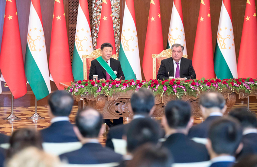 6月15日，國家主席習(xí)近平在杜尚別同塔吉克斯坦總統(tǒng)拉赫蒙會談。會談后，兩國元首共同會見記者。 新華社記者 李學(xué)仁 攝