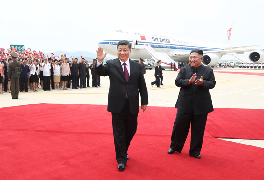 6月20日，中共中央總書記、國家主席習近平乘專機抵達平壤，開始對朝鮮民主主義人民共和國進行國事訪問。朝鮮勞動黨委員長、國務委員會委員長金正恩和夫人李雪主到機場熱情迎接習近平和夫人彭麗媛。朝方在機場舉行隆重歡迎儀式。 新華社記者 鞠鵬 攝