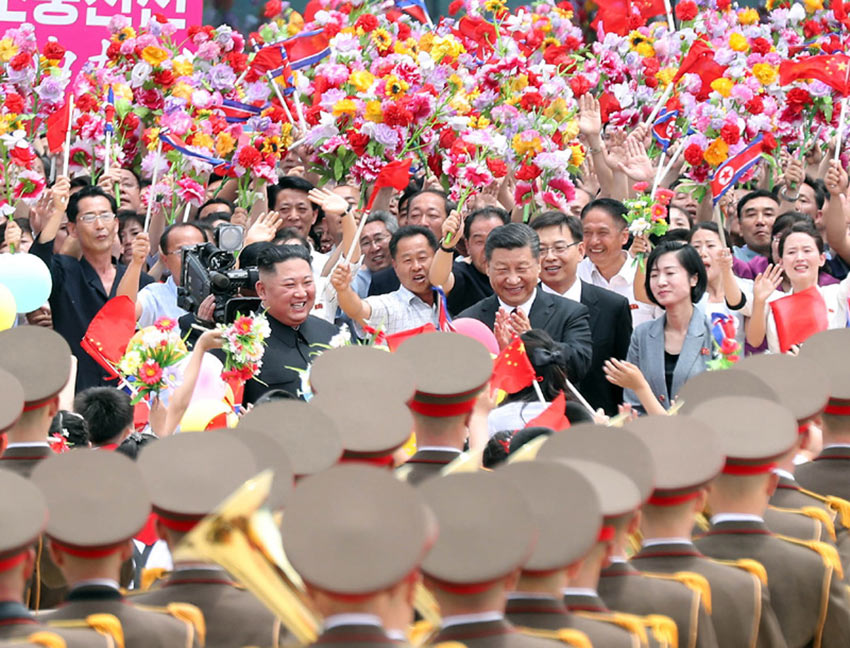 6月20日，中共中央總書記、國家主席習(xí)近平乘專機(jī)抵達(dá)平壤，開始對朝鮮民主主義人民共和國進(jìn)行國事訪問。朝鮮勞動(dòng)黨委員長、國務(wù)委員會(huì)委員長金正恩和夫人李雪主到機(jī)場熱情迎接習(xí)近平和夫人彭麗媛。朝方在機(jī)場舉行隆重歡迎儀式。 新華社記者 劉衛(wèi)兵 攝