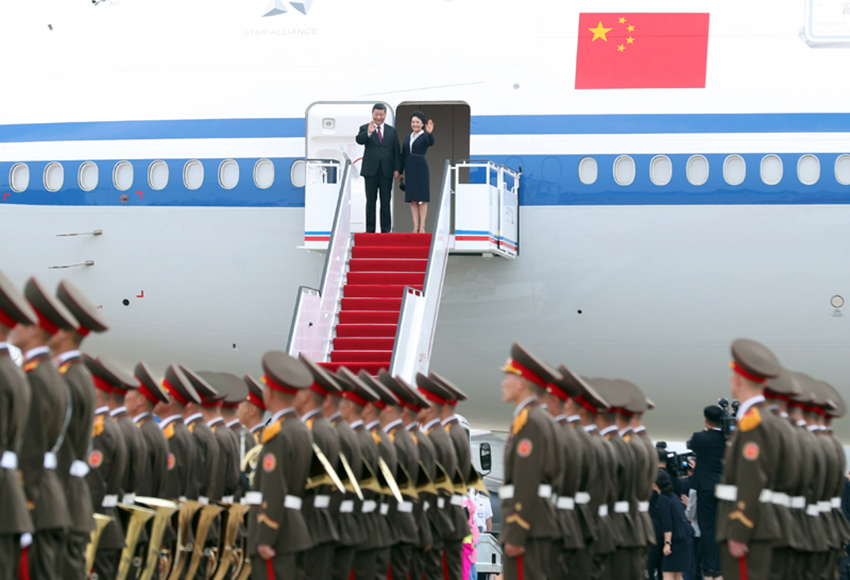 6月20日，中共中央總書記、國家主席習近平乘專機抵達平壤，開始對朝鮮民主主義人民共和國進行國事訪問。朝鮮勞動黨委員長、國務委員會委員長金正恩和夫人李雪主到機場熱情迎接習近平和夫人彭麗媛。朝方在機場舉行隆重歡迎儀式。 新華社記者 劉衛兵 攝