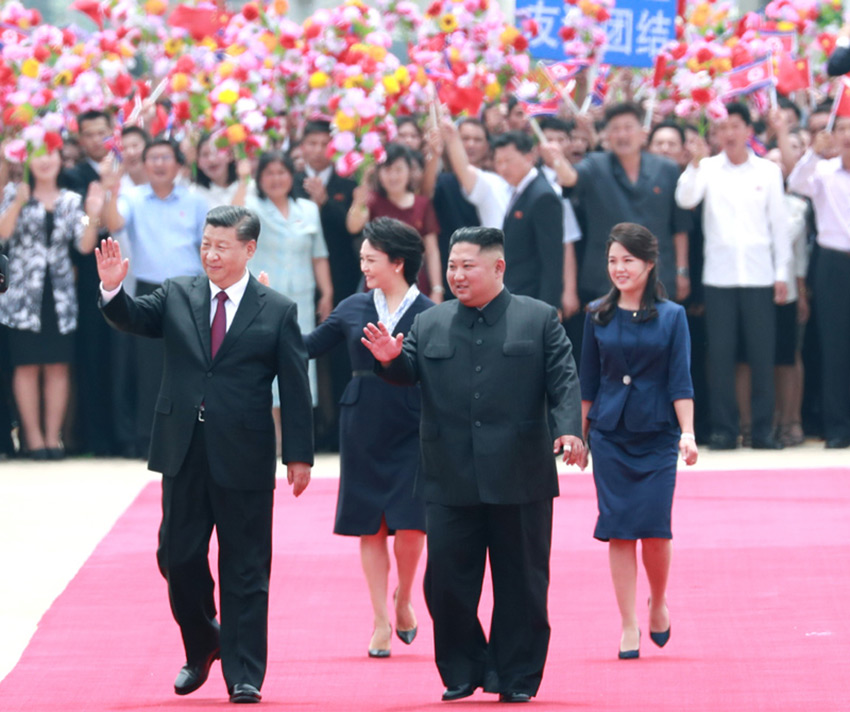 6月20日，中共中央總書記、國家主席習(xí)近平乘專機(jī)抵達(dá)平壤，開始對朝鮮民主主義人民共和國進(jìn)行國事訪問。朝鮮勞動黨委員長、國務(wù)委員會委員長金正恩和夫人李雪主到機(jī)場熱情迎接習(xí)近平和夫人彭麗媛。朝方在機(jī)場舉行隆重歡迎儀式。 新華社記者 龐興雷 攝