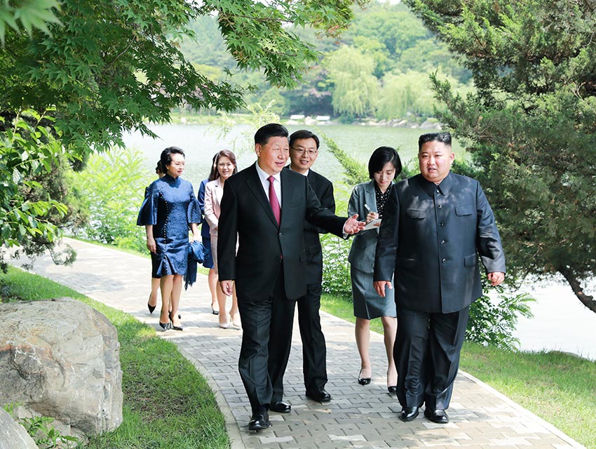 6月21日，中共中央總書記、國家主席習近平在錦繡山迎賓館會見朝鮮勞動黨委員長、國務委員會委員長金正恩。習近平夫人彭麗媛及金正恩夫人李雪主參加會見。會見前，習近平夫婦和金正恩夫婦在庭院內散步交談。新華社記者 龐興雷 攝
