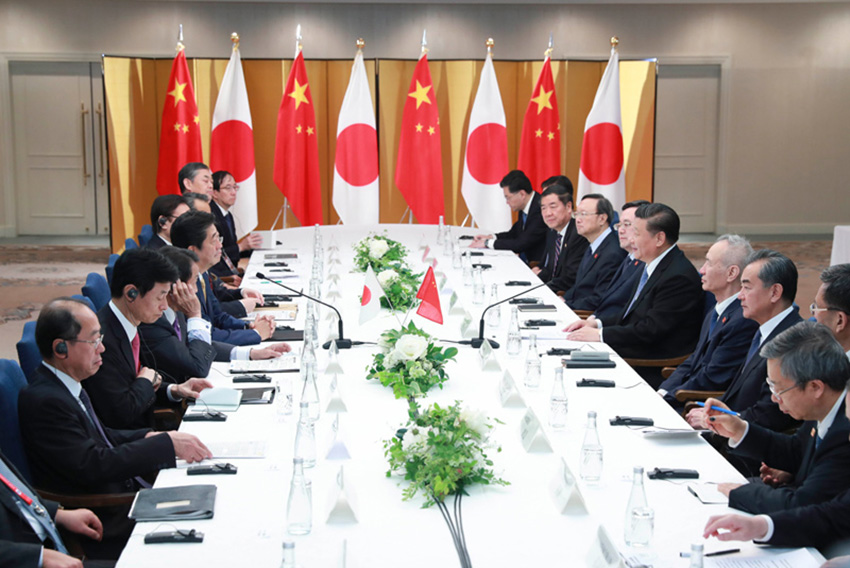 6月27日，國家主席習(xí)近平在大阪會見日本首相安倍晉三。 新華社記者 龐興雷 攝