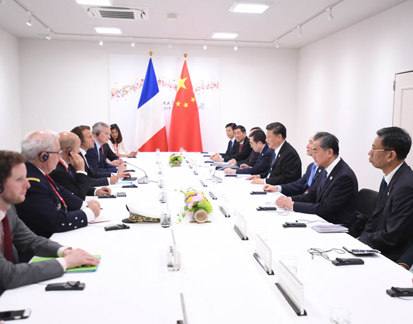 6月29日，國家主席習近平在大阪會見法國總統馬克龍。 新華社記者 燕雁 攝