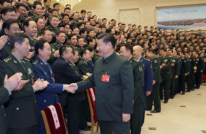 2017年10月26日，中共中央總書記、國家主席、中央軍委主席習近平出席在京召開的軍隊領導干部會議並發表重要講話。這是會議召開前，習近平親切會見出席黨的十九大的解放軍和武警部隊全體代表、特邀代表、列席人員。新華社記者 李剛 攝