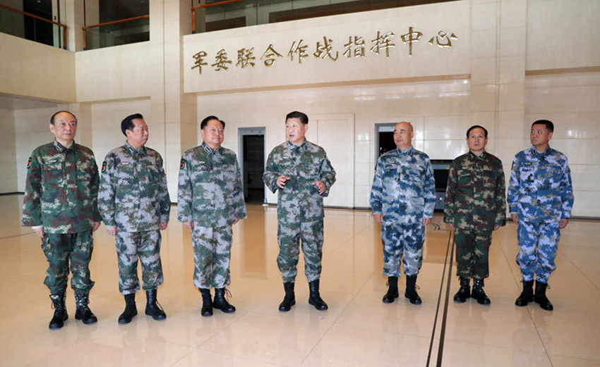 2017年11月3日，中共中央總書記、國家主席、中央軍委主席、軍委聯指總指揮習近平視察軍委聯合作戰指揮中心，表明新一屆軍委貫徹落實黨的十九大精神、推動全軍各項工作向能打仗、打勝仗聚焦的鮮明態度。這是習近平帶領軍委一班人研究軍委聯指中心建設情況。新華社記者 李剛 攝