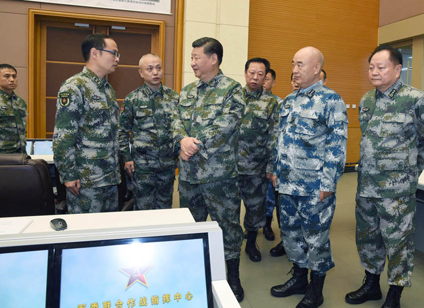 2017年11月3日，中共中央總書記、國(guó)家主席、中央軍委主席、軍委聯(lián)指總指揮習(xí)近平視察軍委聯(lián)合作戰(zhàn)指揮中心，表明新一屆軍委貫徹落實(shí)黨的十九大精神、推動(dòng)全軍各項(xiàng)工作向能打仗、打勝仗聚焦的鮮明態(tài)度。這是習(xí)近平察看了解中心值班備戰(zhàn)情況。新華社記者 李剛 攝