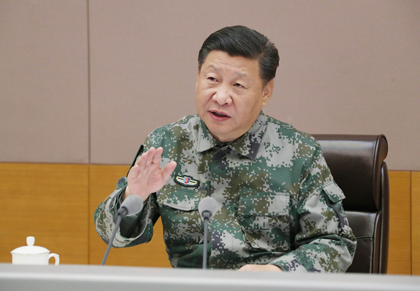2017年11月3日，中共中央總書記、國家主席、中央軍委主席、軍委聯指總指揮習近平視察軍委聯合作戰指揮中心，表明新一屆軍委貫徹落實黨的十九大精神、推動全軍各項工作向能打仗、打勝仗聚焦的鮮明態度。這是習近平聽取全軍練兵備戰工作匯報后發表重要講話。新華社記者 李剛 攝