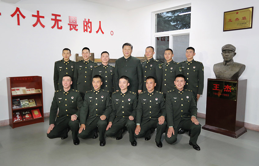 2017年12月13日，中共中央總書記、國家主席、中央軍委主席習(xí)近平到第71集團(tuán)軍視察。這是習(xí)近平同“王杰班”戰(zhàn)士合影。新華社記者 李剛 攝