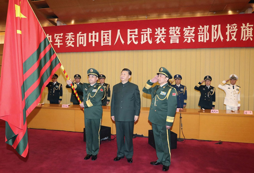 2018年1月10日，中央軍委向武警部隊授旗儀式在北京八一大樓舉行。中共中央總書記、國家主席、中央軍委主席習(xí)近平向武警部隊授旗並致訓(xùn)詞。這是習(xí)近平向武警部隊授旗。新華社記者 李剛 攝