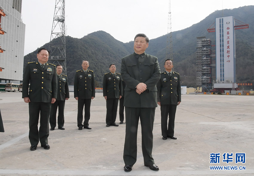 2018年2月10日，中共中央總書記、國家主席、中央軍委主席習近平來到駐四川部隊某基地，深入發(fā)射工位和技術廠房，看望慰問部隊官兵，代表黨中央和中央軍委，向全體解放軍指戰(zhàn)員、武警部隊官兵、民兵預備役人員致以誠摯問候和新春祝福。這是習近平來到某基地發(fā)射場聽取情況匯報。新華社記者 李剛 攝