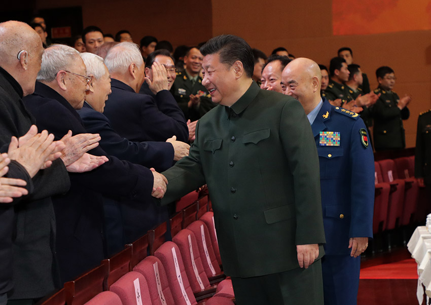 2018年2月2日，中央軍委慰問駐京部隊老干部迎新春文藝演出在北京舉行。中共中央總書記、國家主席、中央軍委主席習近平，向在座的軍隊老同志，向全軍離退休老干部，致以節日問候和新春祝福。新華社記者 李剛 攝