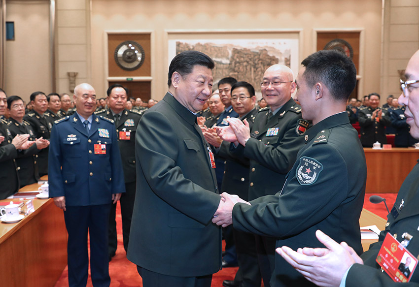 2018年3月12日上午，中共中央總書記、國家主席、中央軍委主席習近平出席十三屆全國人大一次會議解放軍和武警部隊代表團全體會議。這是會議開始前，習近平親切接見與會代表。新華社記者 李剛 攝