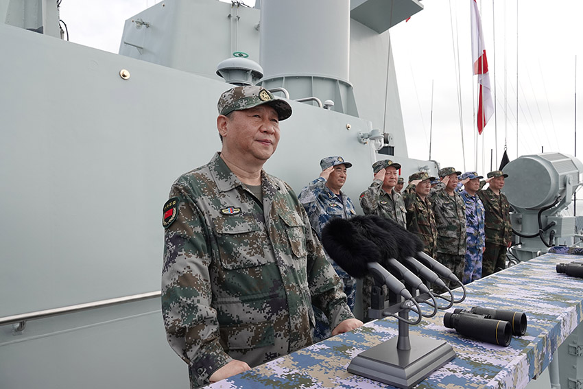 2018年4月12日上午，中央軍委在南海海域隆重舉行海上閱兵，展示人民海軍嶄新面貌，激發強國強軍堅定信念。中共中央總書記、國家主席、中央軍委主席習近平檢閱部隊並發表重要講話。這是習近平檢閱海上編隊。新華社記者 李剛 攝