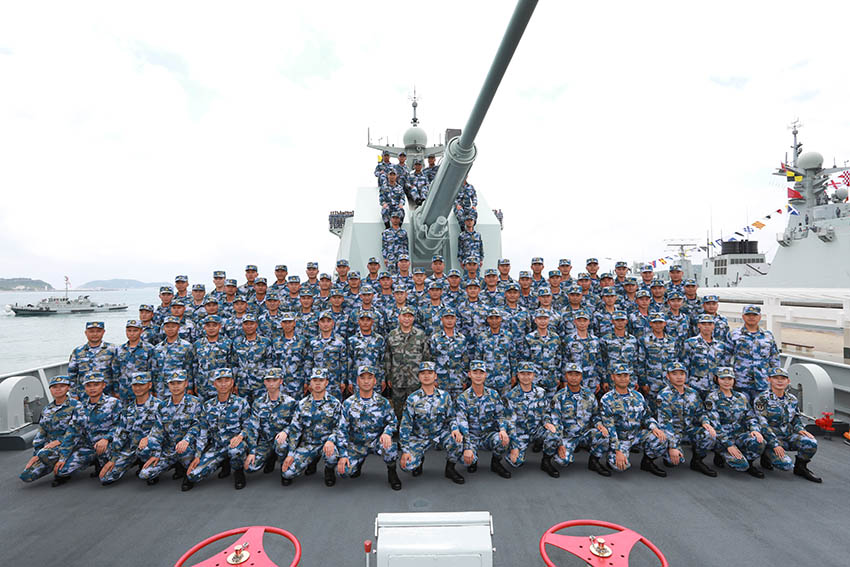 2018年4月12日上午，中央軍委在南海海域隆重舉行海上閱兵，展示人民海軍嶄新面貌，激發(fā)強(qiáng)國強(qiáng)軍堅(jiān)定信念。中共中央總書記、國家主席、中央軍委主席習(xí)近平檢閱部隊(duì)並發(fā)表重要講話。這是習(xí)近平同長沙艦部分官兵合影。新華社記者 李剛 攝