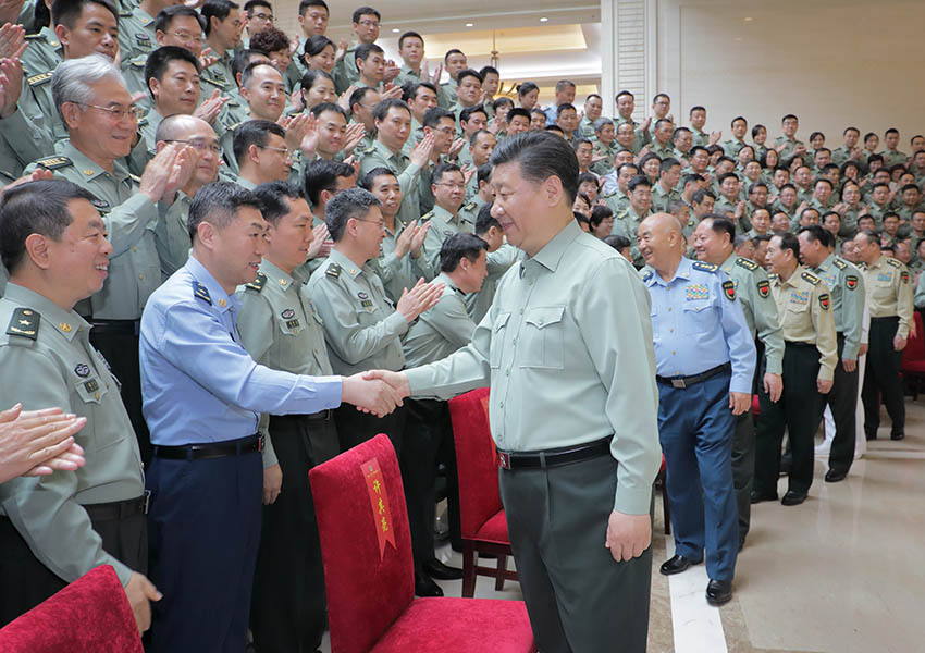 2018年5月16日上午，中共中央總書記、國家主席、中央軍委主席習(xí)近平視察軍事科學(xué)院，代表黨中央和中央軍委，對軍事科學(xué)院第八次黨代表大會的召開表示熱烈的祝賀，向軍事科學(xué)院全體同志致以誠摯的問候。這是習(xí)近平親切接見軍事科學(xué)院第八次黨代會代表。新華社記者 李剛 攝