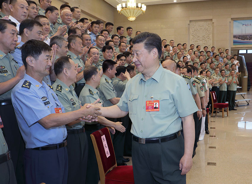 中央軍委黨的建設會議2018年8月17日至19日在北京召開。中共中央總書記、國家主席、中央軍委主席習近平出席會議並發表重要講話。這是習近平親切接見會議代表。 新華社記者李剛 攝