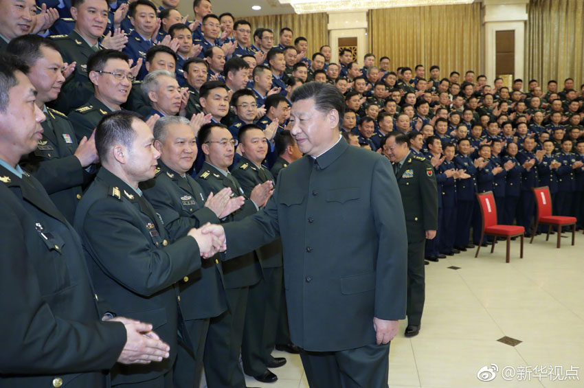 2018年9月27日至28日，中共中央總書記、國(guó)家主席、中央軍委主席習(xí)近平視察79集團(tuán)軍，接見(jiàn)駐遼寧部隊(duì)副師職以上領(lǐng)導(dǎo)干部。這是28日上午，習(xí)近平在沈陽(yáng)親切接見(jiàn)駐遼寧部隊(duì)副師職以上領(lǐng)導(dǎo)干部。新華社記者 李剛 攝