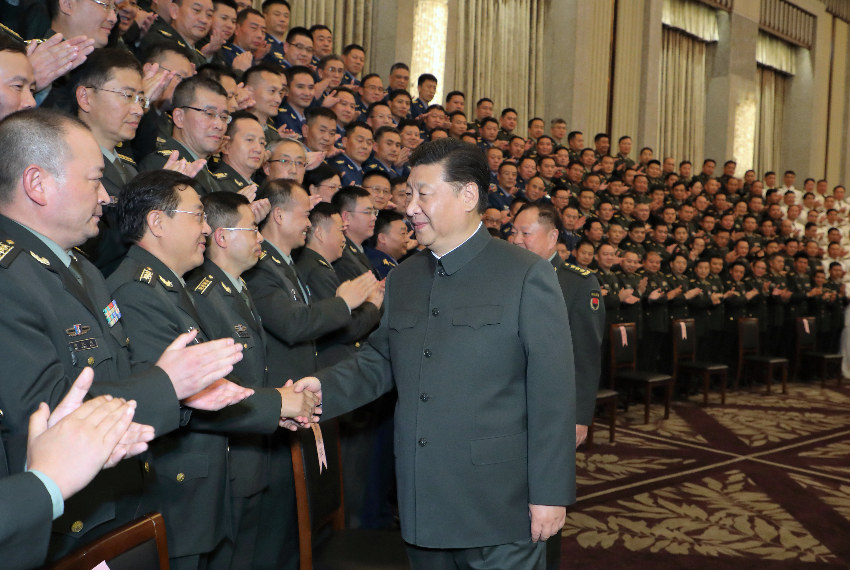 2018年11月6日至7日，中共中央總書記、國(guó)家主席、中央軍委主席習(xí)近平在上海考察。這是6日，習(xí)近平在上海親切接見(jiàn)駐滬部隊(duì)副師職以上領(lǐng)導(dǎo)干部和團(tuán)級(jí)單位主官，代表黨中央和中央軍委向駐滬部隊(duì)全體官兵致以誠(chéng)摯問(wèn)候。新華社記者 李剛 攝